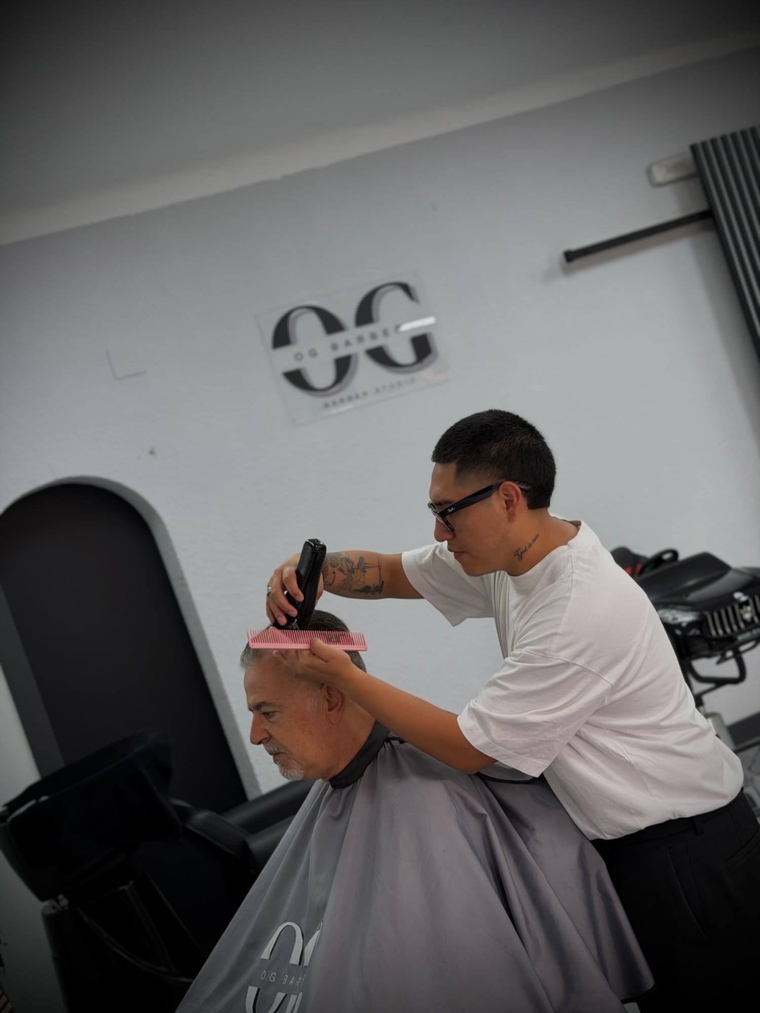 OG Barber trabajando un corte a máquina y peine