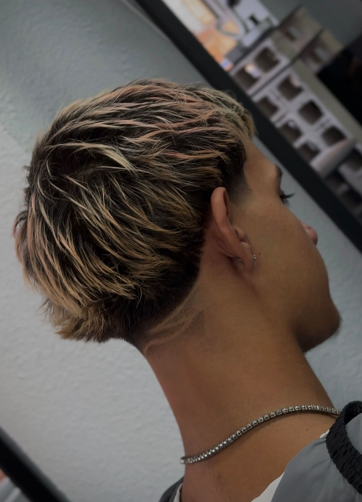 Mechas rubias sobre base oscura con textura